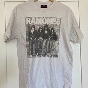 The Ramones T-shirt 1st album cover off white/light grey group music photo band